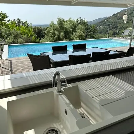 Piscine Et Maquis Holiday home *